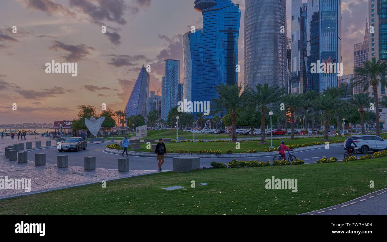 Skyline di Doha nel quartiere West Bay Doha, vista del tramonto del Qatar con nuvole nel cielo dal parco dell'hotel Foto Stock