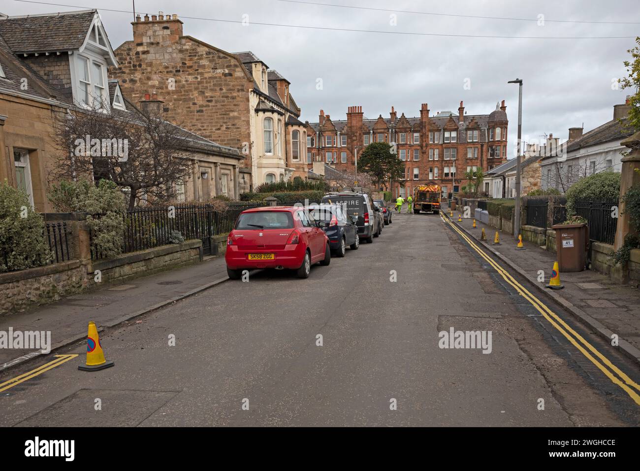 Regent Street, Portobello, Edimburgo, Scozia, Regno Unito. 5 febbraio 2024. Le limitazioni al parcheggio cambiano a causa dell'installazione di doppie linee gialle su alcune strade di Portobello, a causa del fatto che i conducenti parcheggiano parzialmente su marciapiedi e la nuova legge sui parcheggi su marciapiedi sta iniziando ad essere applicata. In seguito la strada è diventata troppo stretta, con i veicoli parcheggiati su entrambi i lati della strada per veicoli più grandi come i vigili del fuoco e i rifiuti del consiglio per il transito degli autocarri colletari. Credito: Newsandmore/alamy notizie in diretta. Foto Stock