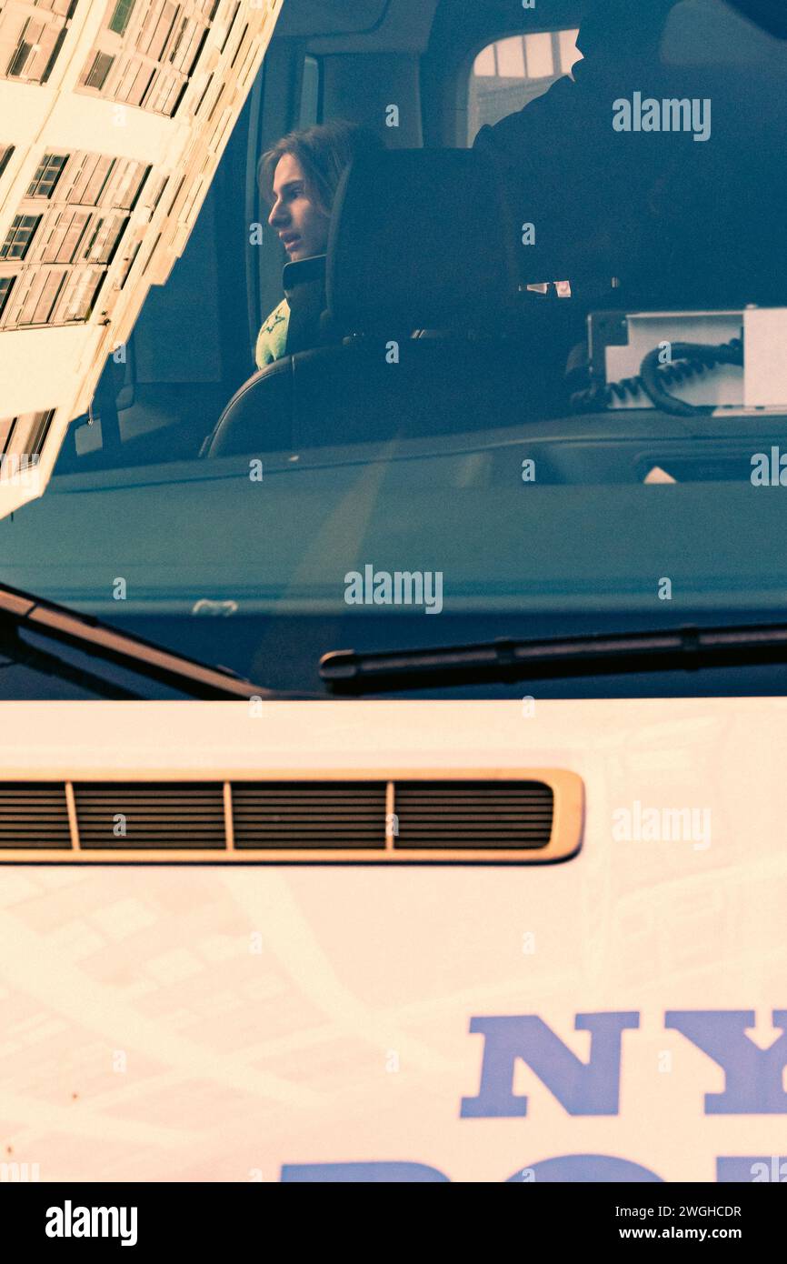 La polizia è vista fare arresti multipli dopo un breve ordine di dispersione per centinaia di manifestanti di liberare la strada a Midtown, Manhattan, New York, domenica 4 febbraio, 2024.le proteste settimanali a New York che chiedono un cessate il fuoco permanente a Gaza sono in corso da metà ottobre 2023. Chiede un cessate il fuoco dopo l'aggressiva risposta militare israeliana a un attacco contro circa 1.200 civili da parte di un gruppo militante palestinese e di un'autorità di governo, Hamas. La polizia di New York ha recentemente aumentato le direttive per mantenere le proteste sul marciapiede al fine di prevenire l'interruzione del traffico stradale. (Foto di Cristi Foto Stock