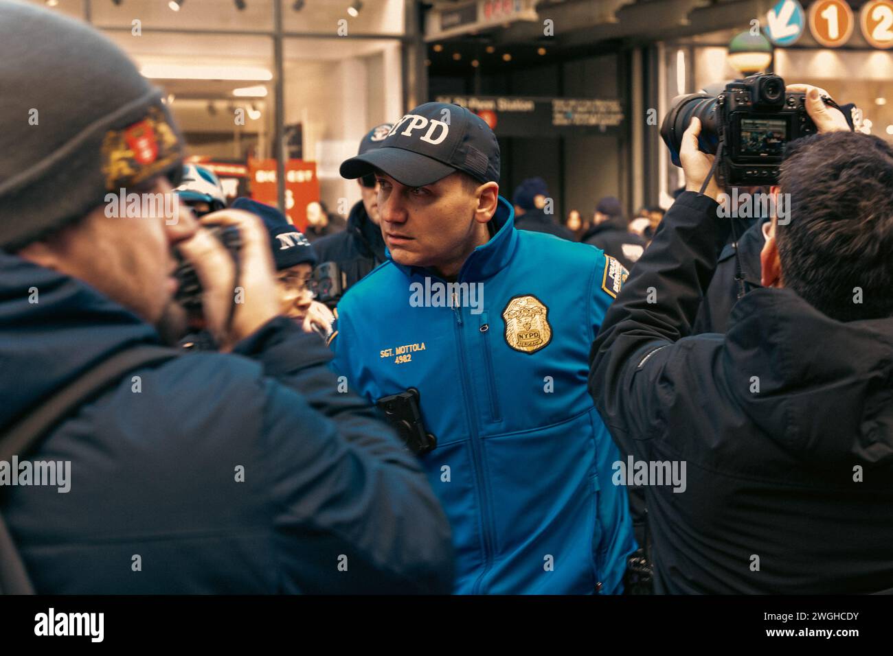 La polizia è vista fare arresti multipli dopo un breve ordine di dispersione per centinaia di manifestanti di liberare la strada a Midtown, Manhattan, New York, domenica 4 febbraio, 2024.le proteste settimanali a New York che chiedono un cessate il fuoco permanente a Gaza sono in corso da metà ottobre 2023. Chiede un cessate il fuoco dopo l'aggressiva risposta militare israeliana a un attacco contro circa 1.200 civili da parte di un gruppo militante palestinese e di un'autorità di governo, Hamas. La polizia di New York ha recentemente aumentato le direttive per mantenere le proteste sul marciapiede al fine di prevenire l'interruzione del traffico stradale. (Foto di Cristi Foto Stock