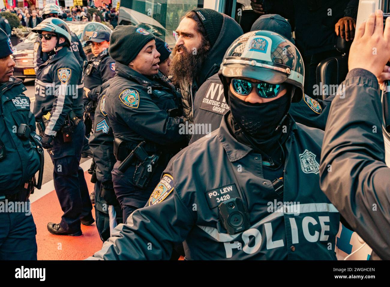 La polizia è vista fare arresti multipli dopo un breve ordine di dispersione per centinaia di manifestanti di liberare la strada a Midtown, Manhattan, New York, domenica 4 febbraio, 2024.le proteste settimanali a New York che chiedono un cessate il fuoco permanente a Gaza sono in corso da metà ottobre 2023. Chiede un cessate il fuoco dopo l'aggressiva risposta militare israeliana a un attacco contro circa 1.200 civili da parte di un gruppo militante palestinese e di un'autorità di governo, Hamas. La polizia di New York ha recentemente aumentato le direttive per mantenere le proteste sul marciapiede al fine di prevenire l'interruzione del traffico stradale. (Foto di Cristi Foto Stock