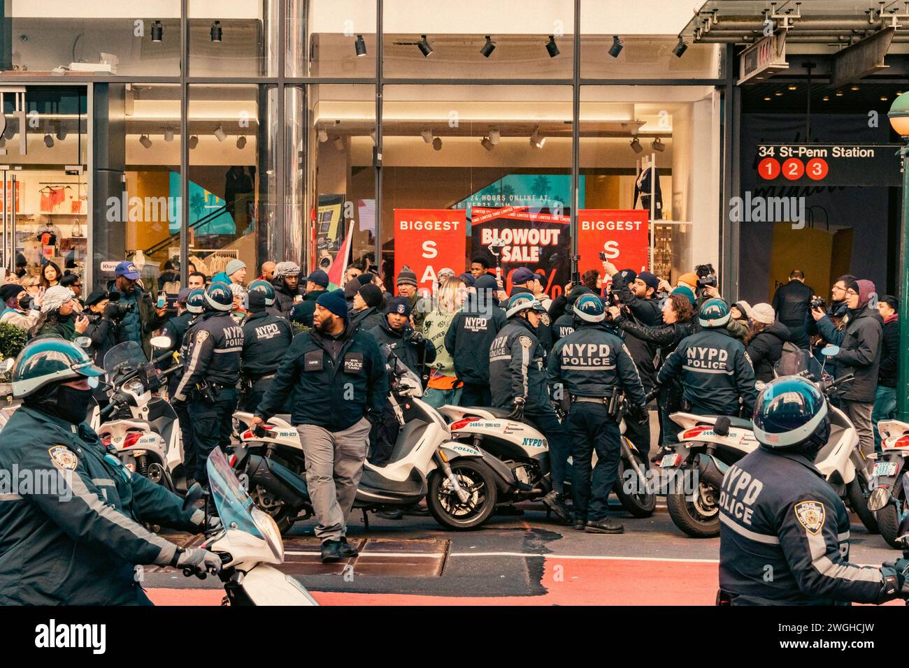 La polizia è vista fare arresti multipli dopo un breve ordine di dispersione per centinaia di manifestanti di liberare la strada a Midtown, Manhattan, New York, domenica 4 febbraio, 2024.le proteste settimanali a New York che chiedono un cessate il fuoco permanente a Gaza sono in corso da metà ottobre 2023. Chiede un cessate il fuoco dopo l'aggressiva risposta militare israeliana a un attacco contro circa 1.200 civili da parte di un gruppo militante palestinese e di un'autorità di governo, Hamas. La polizia di New York ha recentemente aumentato le direttive per mantenere le proteste sul marciapiede al fine di prevenire l'interruzione del traffico stradale. (Foto di Cristi Foto Stock