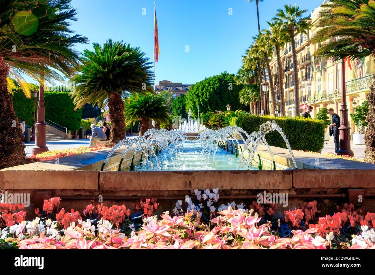 Acqua che scorre in una fontana urbana, piazza del municipio, a Murcia, Spagna, 2023. Foto Stock