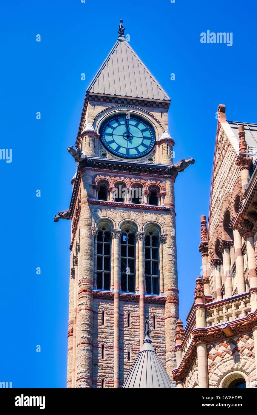 TORONTO, CANADA, torre dell'orologio dell'Old City Building. Luogo famoso e punto di riferimento nel quartiere del centro. Foto Stock