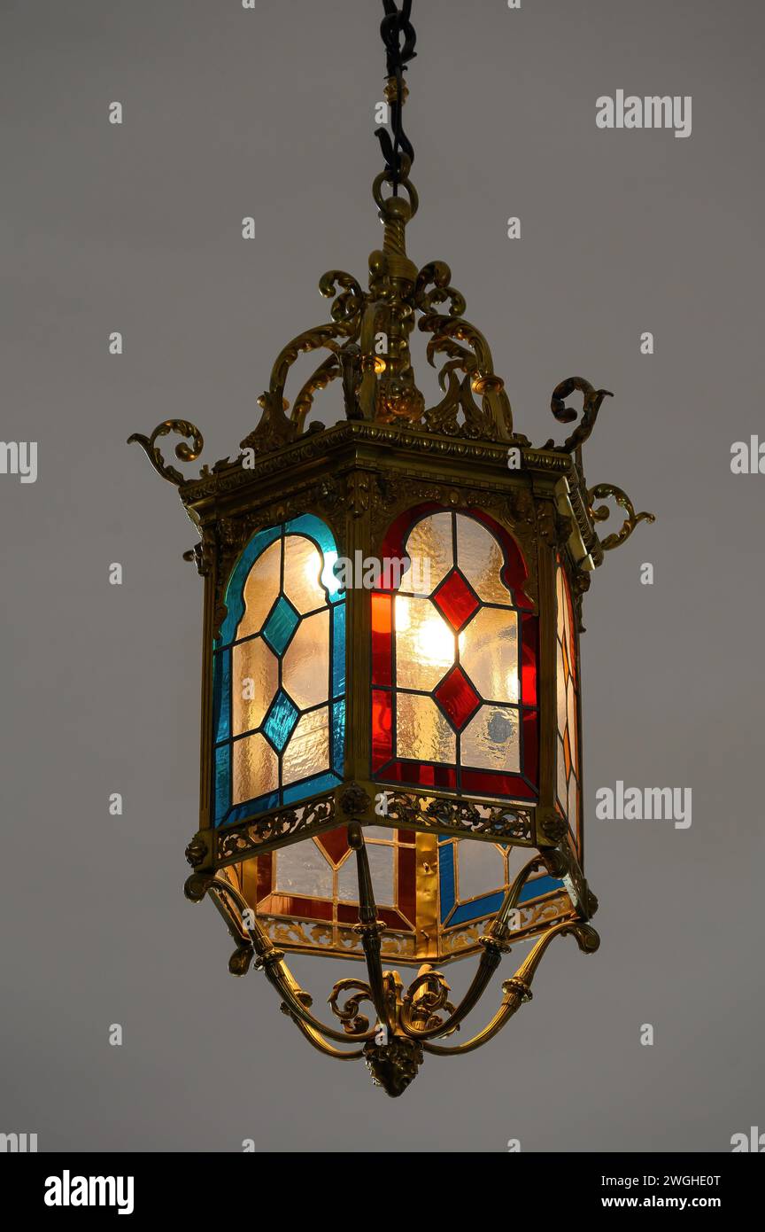 Lampada elettrica in vetro colorato ad Alcazar de Segovia, Spagna Foto Stock