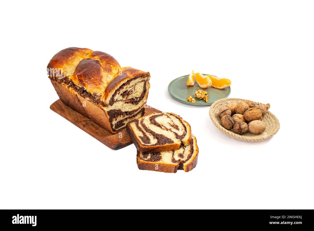 Cozonac, tradizionale pane dolce rumeno con ripieno di noci, tagliato a fette, vista laterale isolata sul bianco Foto Stock