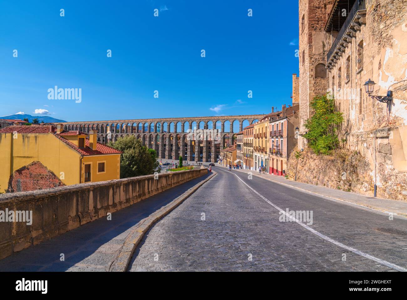 Strada che conduce all'acquedotto romano Segovia, attrazione turistica della città storica spagnola Foto Stock