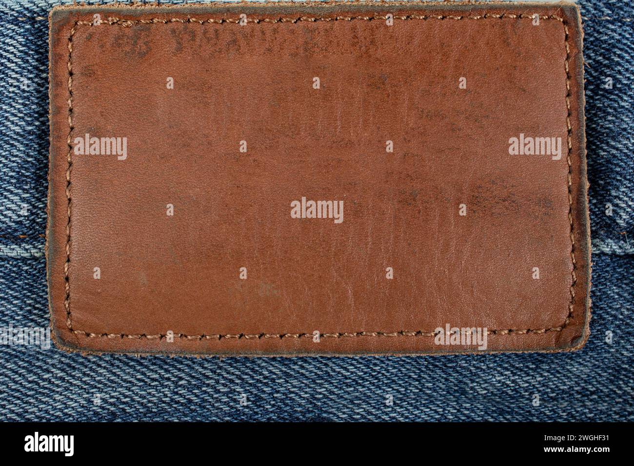 Etichetta di pelle vuota sui jeans blu, primo piano Foto Stock