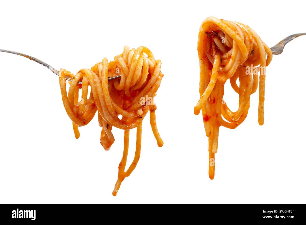 Due forchette con spaghetti e salsa di pomodoro isolate su bianco Foto Stock