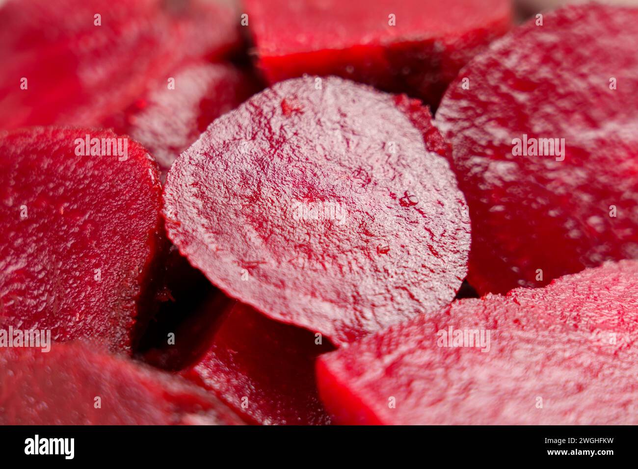 Barbabietole rosse bollite a fette. Cibi vegetariani e vegani. Foto Stock