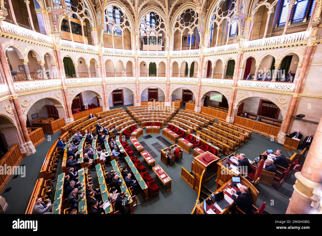 Budapest, Ungheria. 5 febbraio 2024. La maggior parte dei seggi al parlamento ungherese rimangono vuoti durante la sessione parlamentare convocata dall'opposizione, poiché i partiti al governo Fidesz e KDNP si allontanano dal voto sulla ratifica dell'adesione della Svezia alla NATO. Credito: Marton Monus/dpa/Alamy Live News Foto Stock