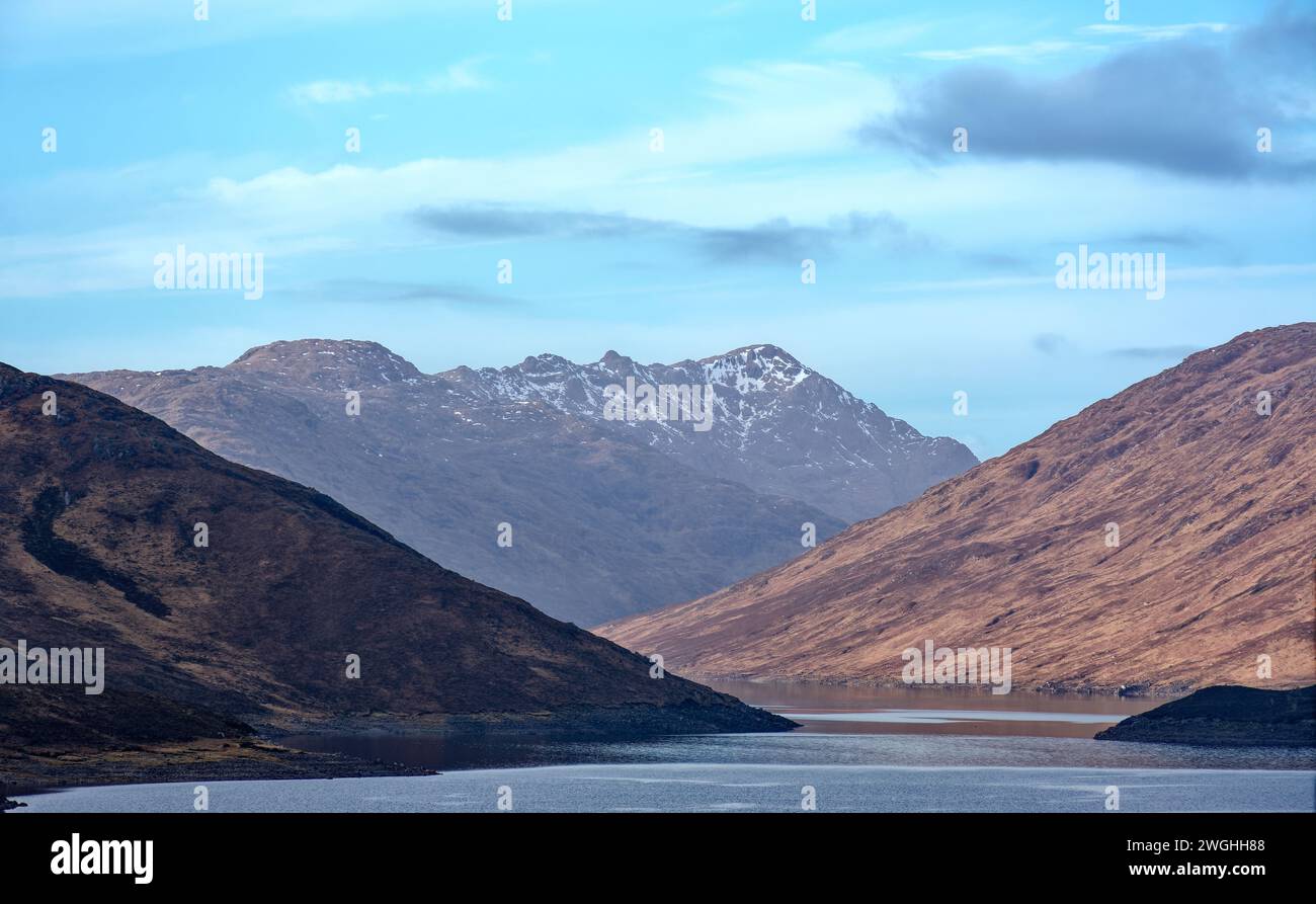Costa occidentale della Scozia, Loch Quoich e le montagne intorno a Kinloch Hourn in inverno Foto Stock