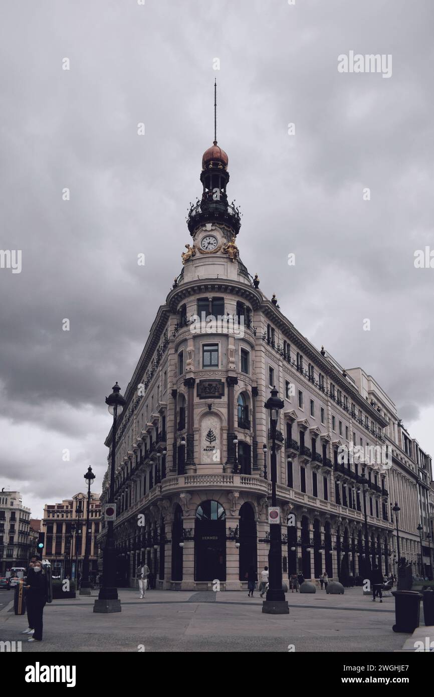 Edificio ad angolo di Madrid in Spagna il 23 settembre 2021 Foto Stock