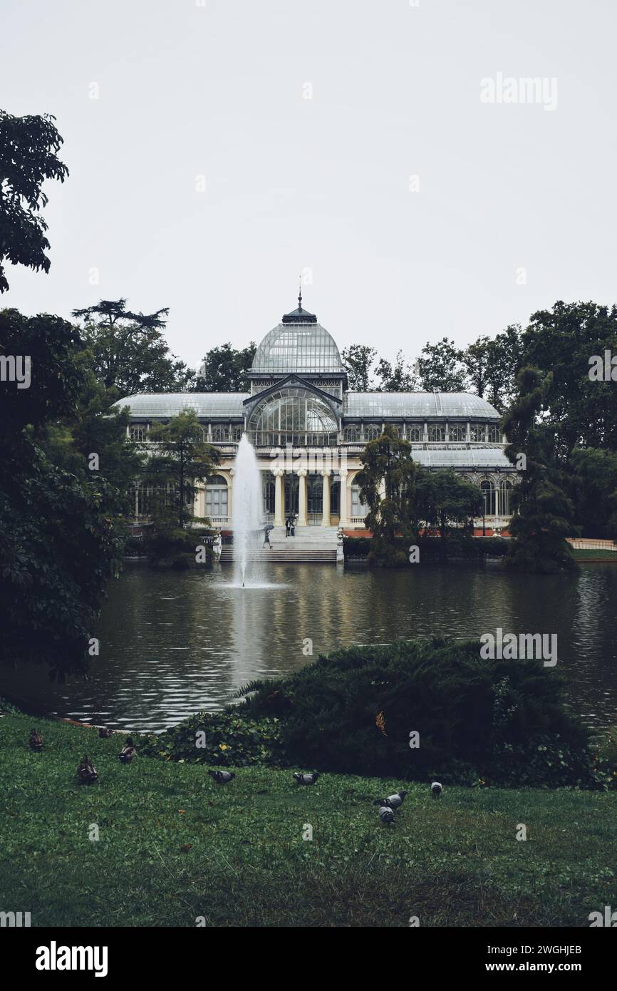 Palazzo di cristallo situato nel Parco del Retiro nel centro di Madrid in Spagna il 23 settembre 2021 Foto Stock