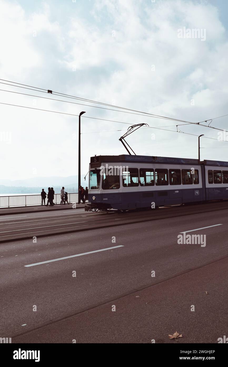Tram in circolazione nella città di Zurigo in Svizzera il 19 novembre 2019 Foto Stock