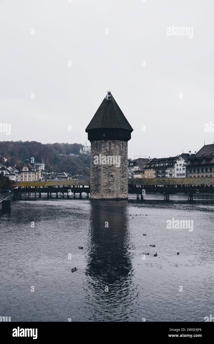 Famoso ponte pedonale della città di Lucerna in Svizzera il 20 novembre 2019 Foto Stock