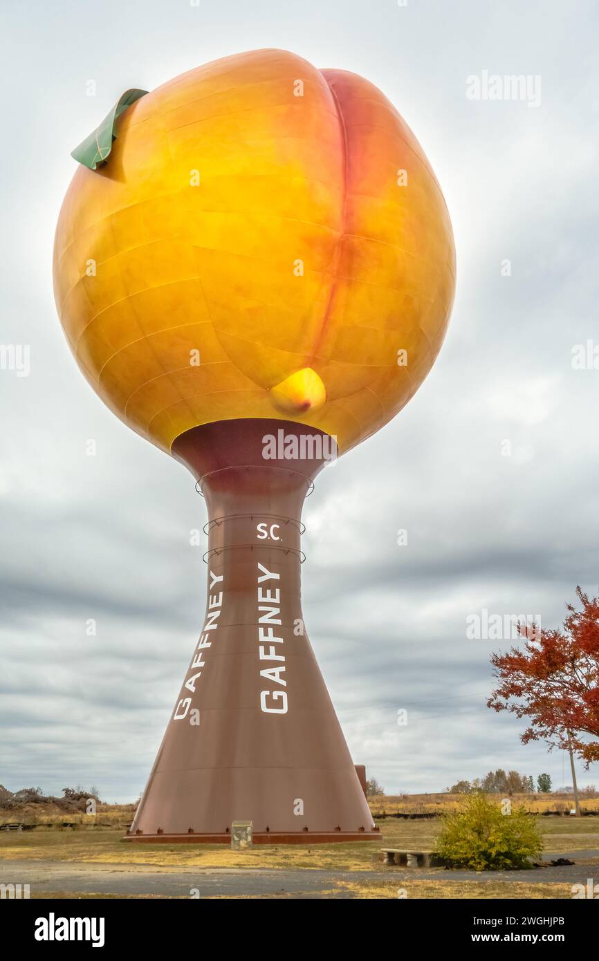 Gaffney, South Carolina, Stati Uniti - 3 novembre 2023: Il Peachoid è un'iconica torre acquatica a Gaffney, Carolina del Sud, Stati Uniti, che assomiglia a una pesca. Foto Stock