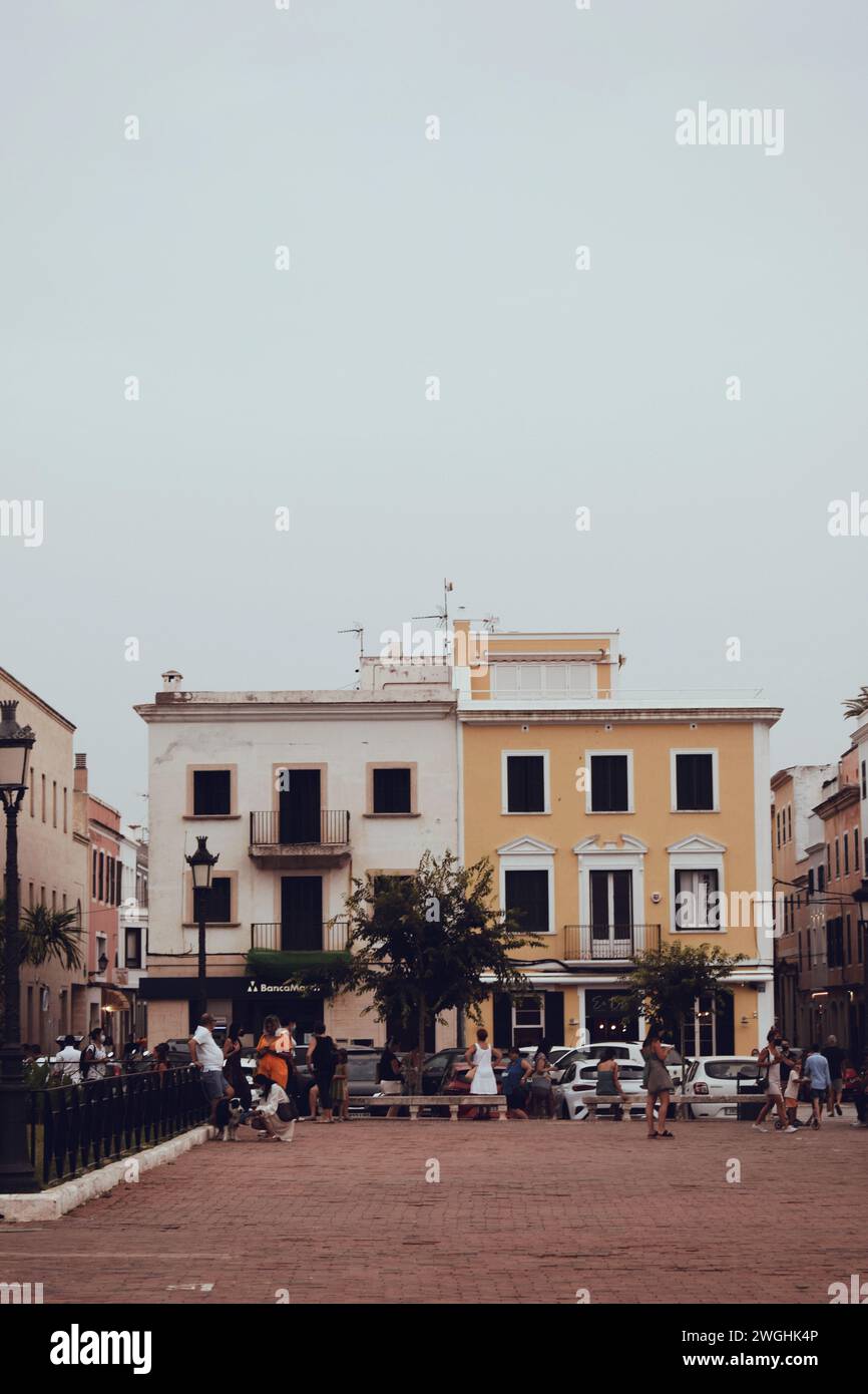 Vecchi edifici nella città di Ciudadela sull'isola di Minorca in Spagna, il 7 agosto 2021 Foto Stock