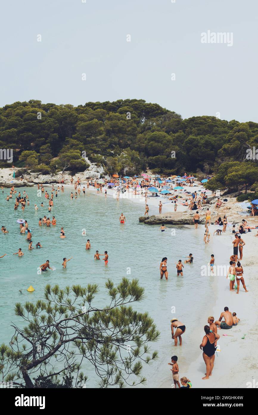 Cala Turqueta affollata di turisti sull'isola di Minorca in Spagna, l'8 agosto 2021 Foto Stock