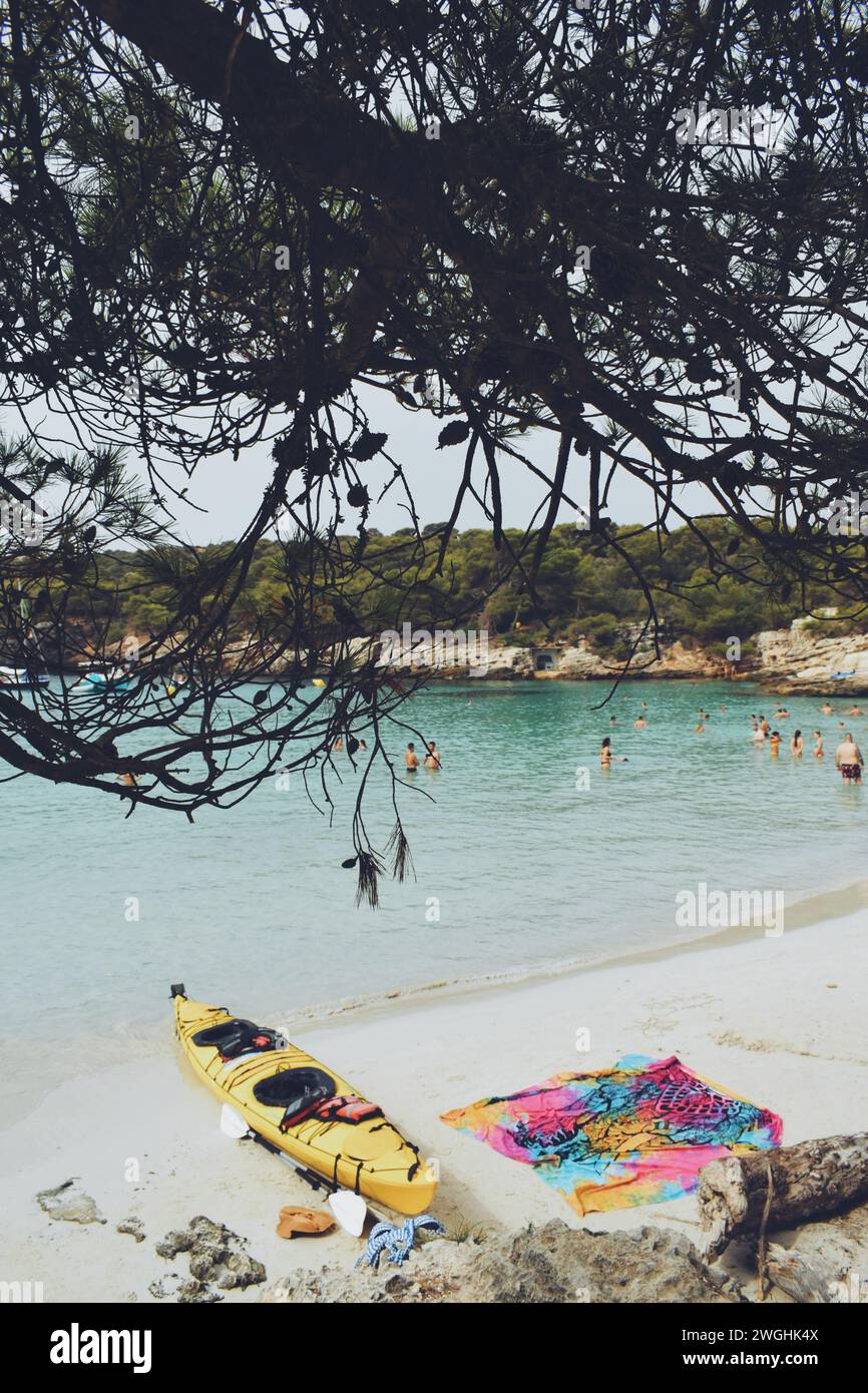Cala Turqueta affollata di turisti sull'isola di Minorca in Spagna, l'8 agosto 2021 Foto Stock