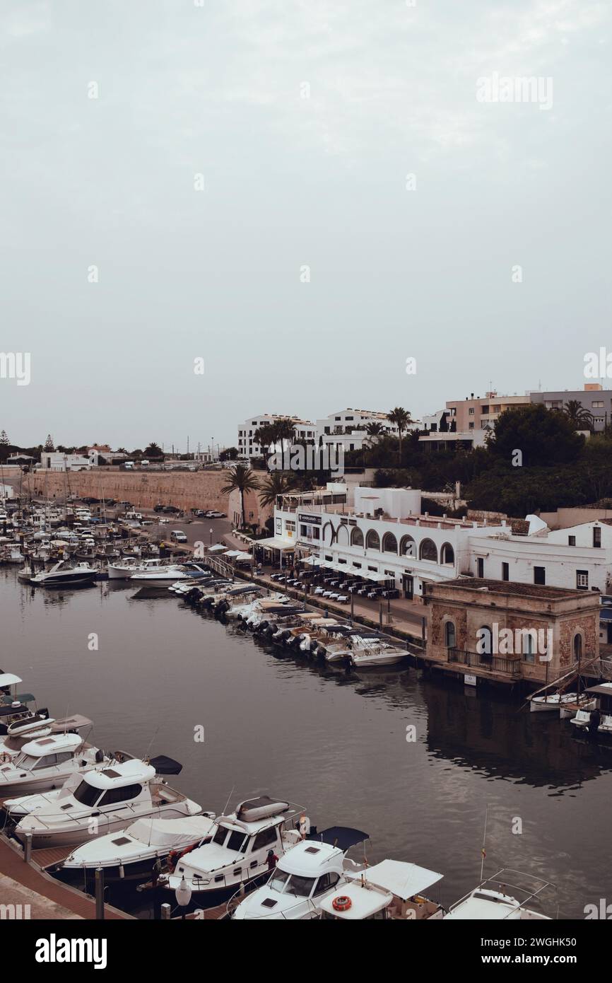 Porto di Ciudadela sull'isola di Minorca in Spagna, l'8 agosto 2021 Foto Stock