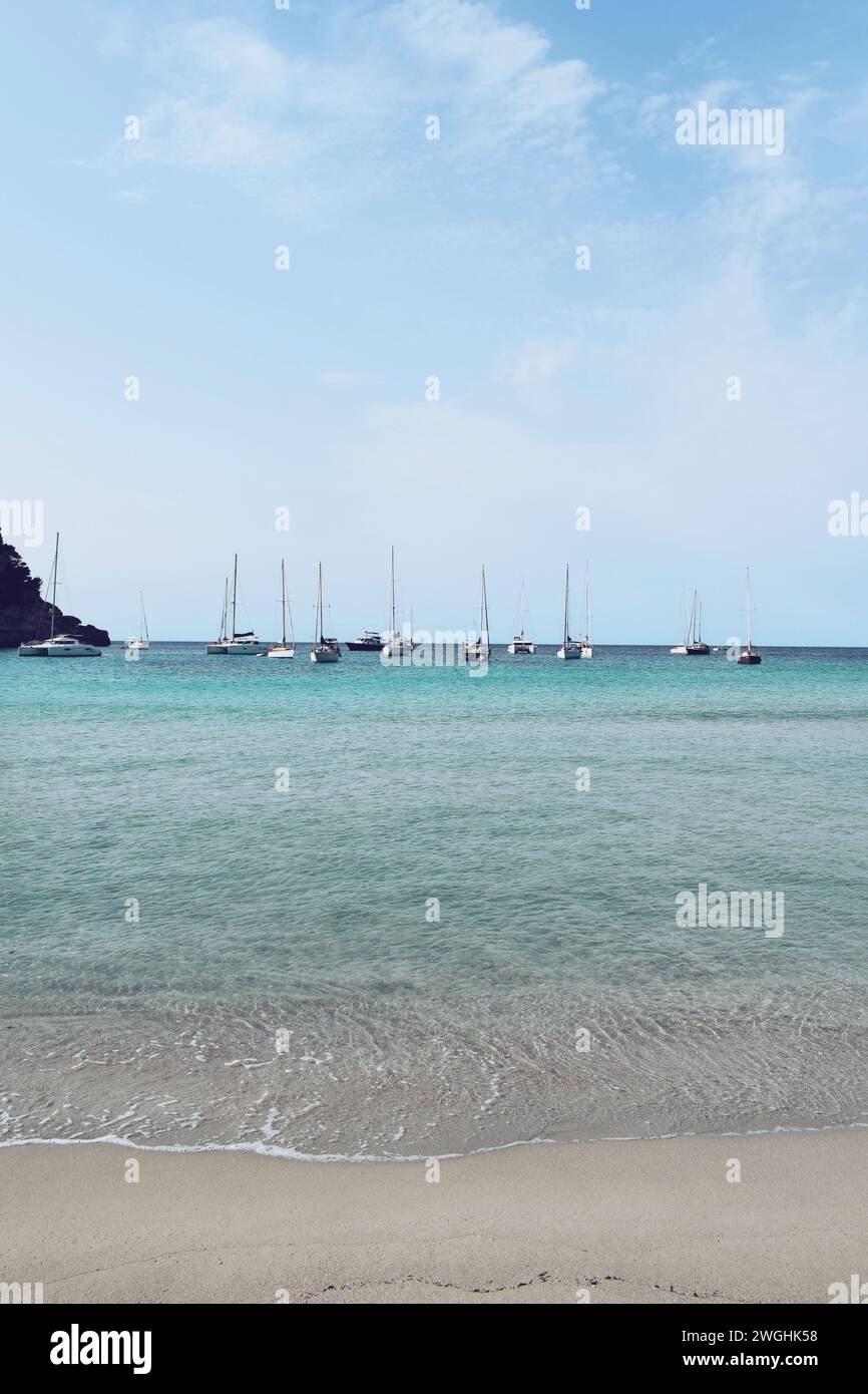 Cala Trebaluger sull'isola di Minorca in Spagna, l'8 agosto 2021 Foto Stock