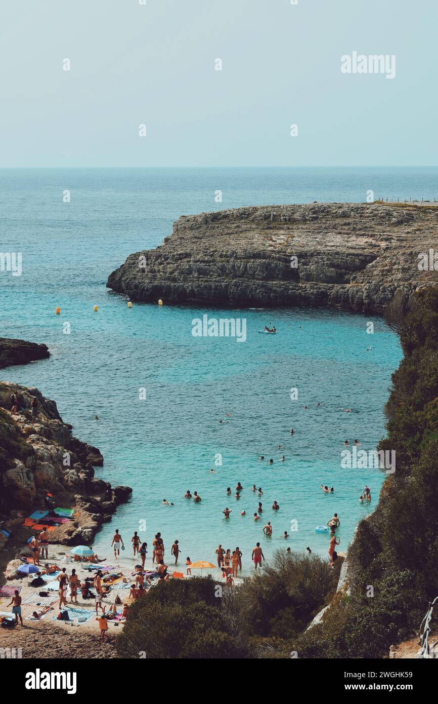 Piccola insenatura situata sull'isola di Minorca in Spagna, l'8 agosto 2021 Foto Stock
