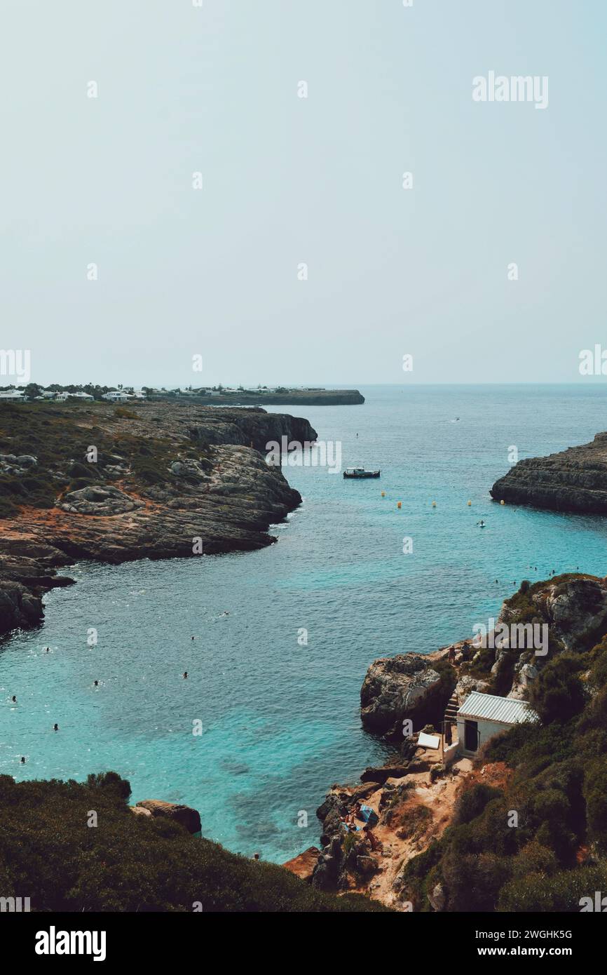 Piccola insenatura situata sull'isola di Minorca in Spagna, l'8 agosto 2021 Foto Stock