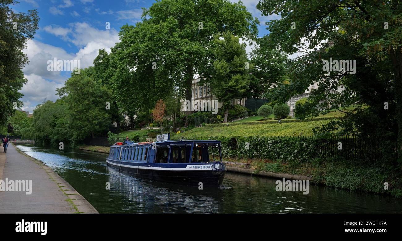 Londra - 05 29 2022: Barca a vela lungo il Regent's Canal di fronte alla Villa Veneta Foto Stock