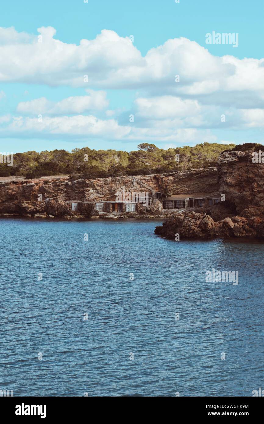 Vecchie capanne a Cala Comte a Ibiza in Spagna, l'11 febbraio 2023 Foto Stock