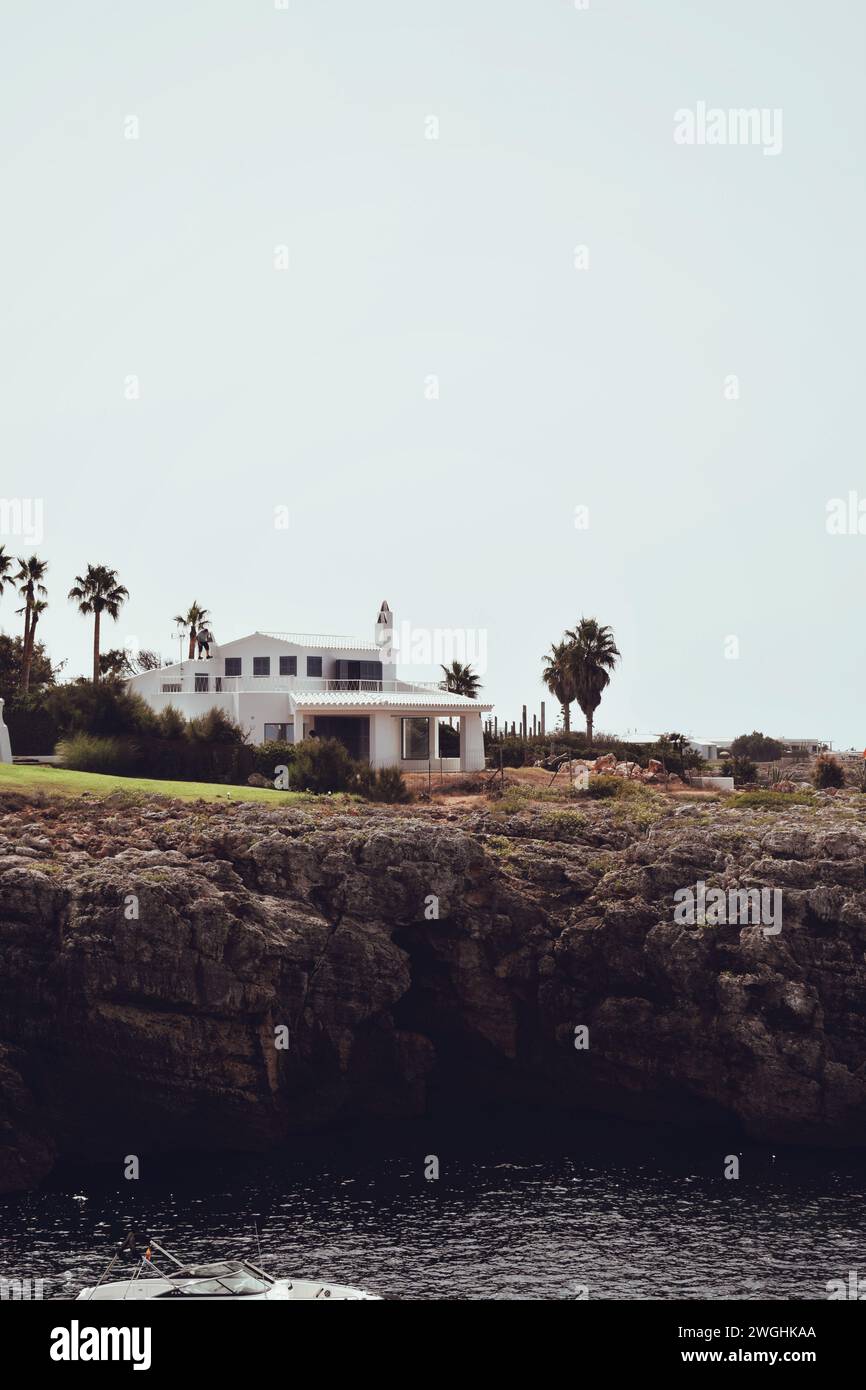 casa sul bordo di una scogliera sull'isola di Minorca in Spagna, l'8 agosto 2021 Foto Stock