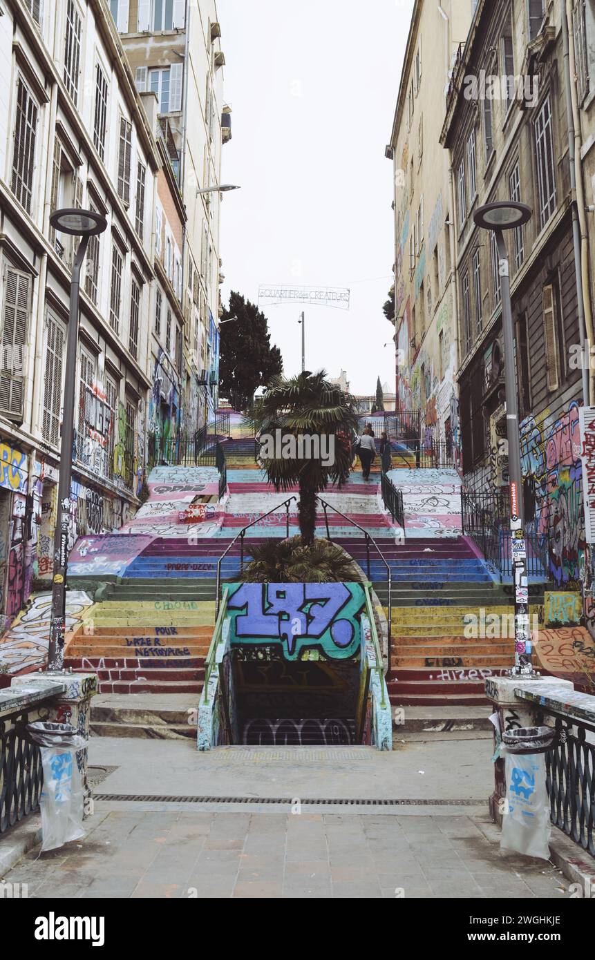 Scale colorate nel centro di Marsiglia in Francia, il 19 aprile 2019 Foto Stock