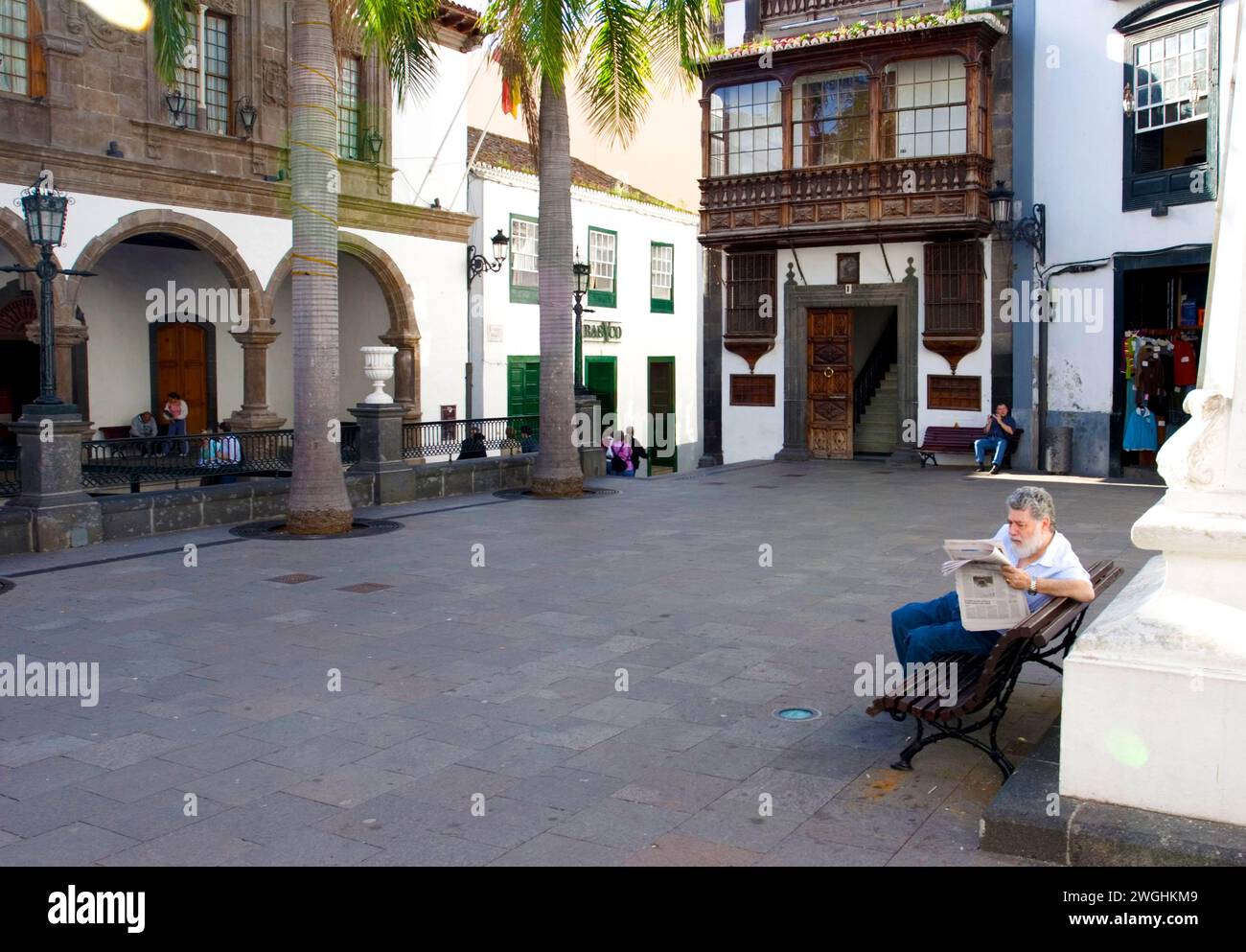 Uomo che legge il giornale, Plaza de Espana, Santa Cruz de la Palma, la Palma, Kanarische Inseln, Spanien Foto Stock