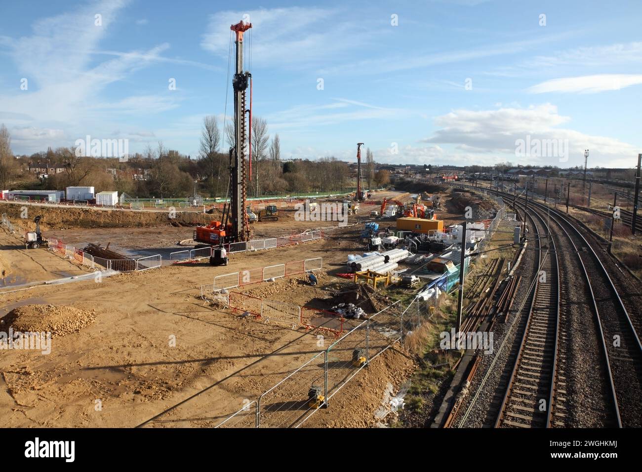 Costruzione di una strada di accesso e di un nuovo ponte sulla East Coast Main Line presso lo sviluppo commerciale/residenziale di York Central, York, Regno Unito, 3/2/24. Foto Stock