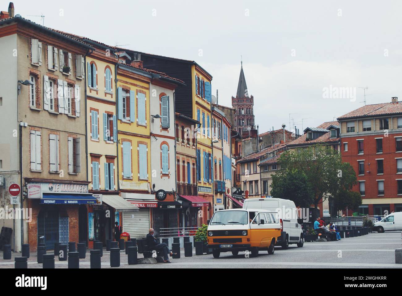 Piccola piazza nel centro di Tolosa in Francia, l'11 giugno 2022 Foto Stock