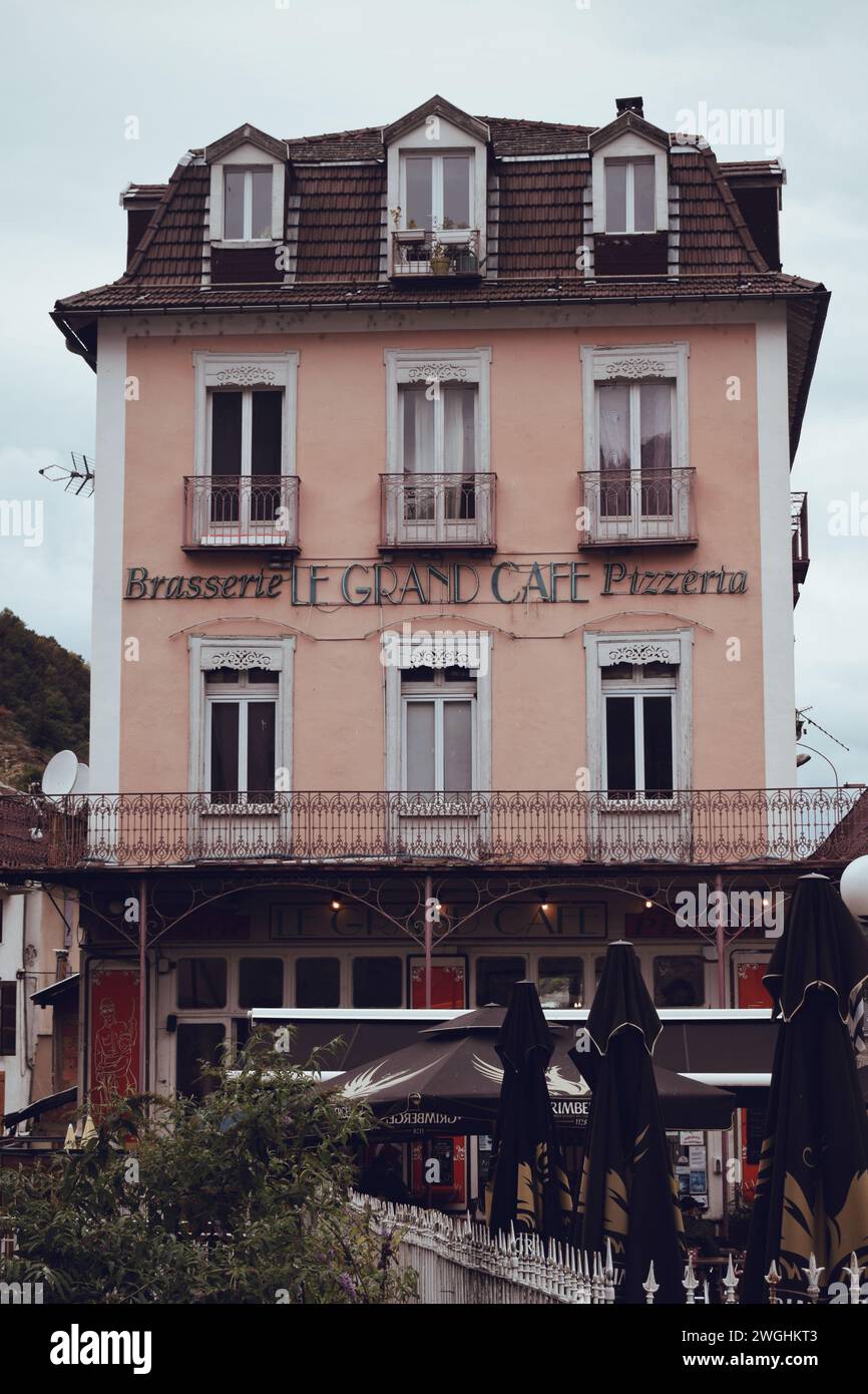 Facciata di un vecchio caffè ad Aix les Thermes in Francia, il 19 settembre 2019 Foto Stock