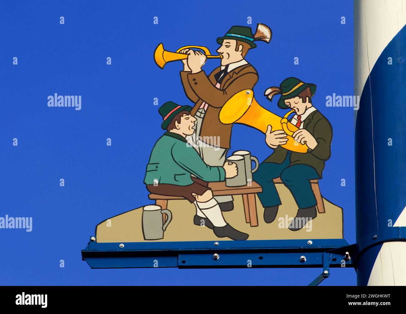 Illustrazioni sulla maypole al Viktualienmarkt con bevitori di birra e musicisti, Monaco, Baviera, Germania Foto Stock