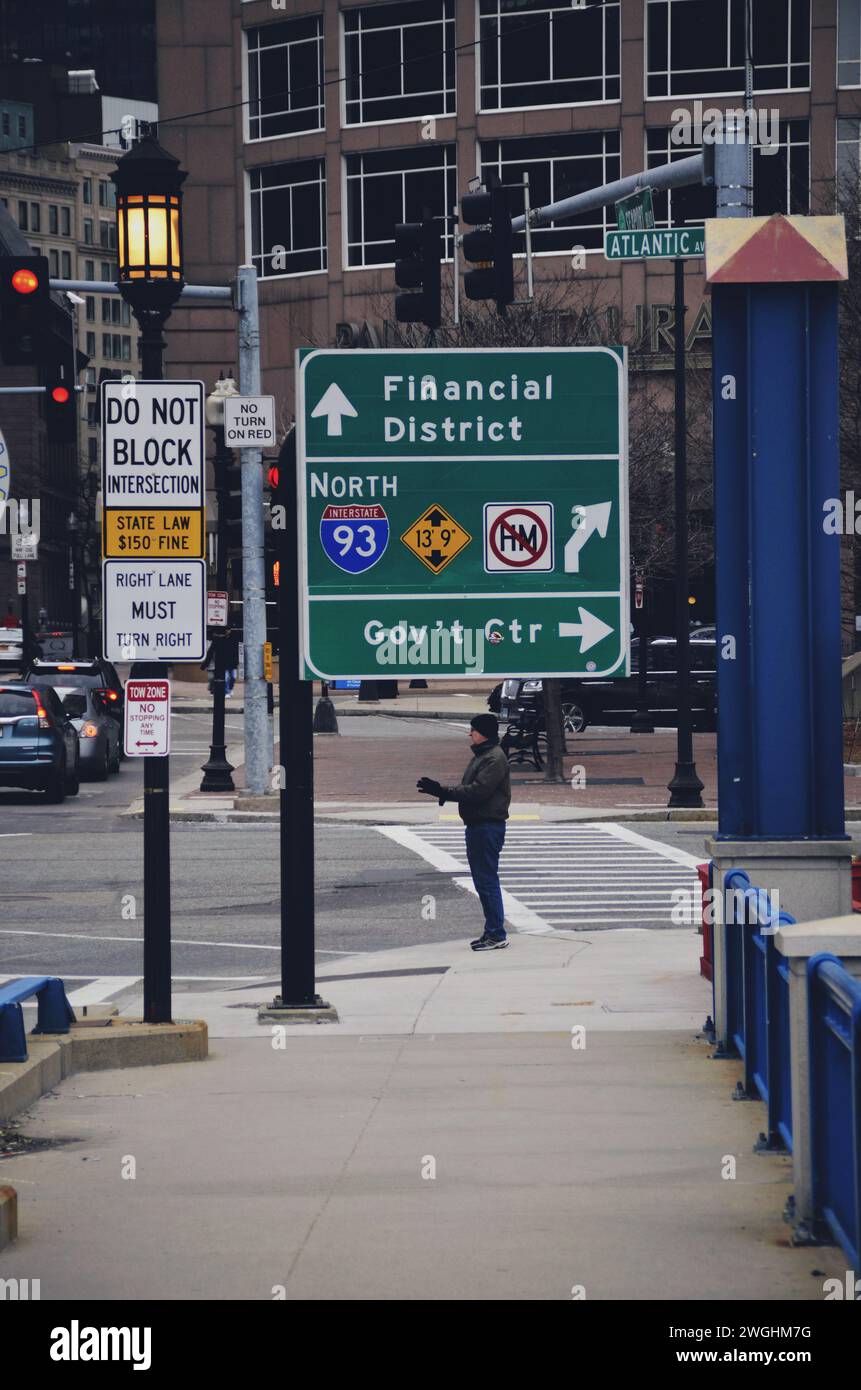 Indicazioni stradali per il centro di Boston, negli Stati Uniti, il 14 febbraio 2020 Foto Stock