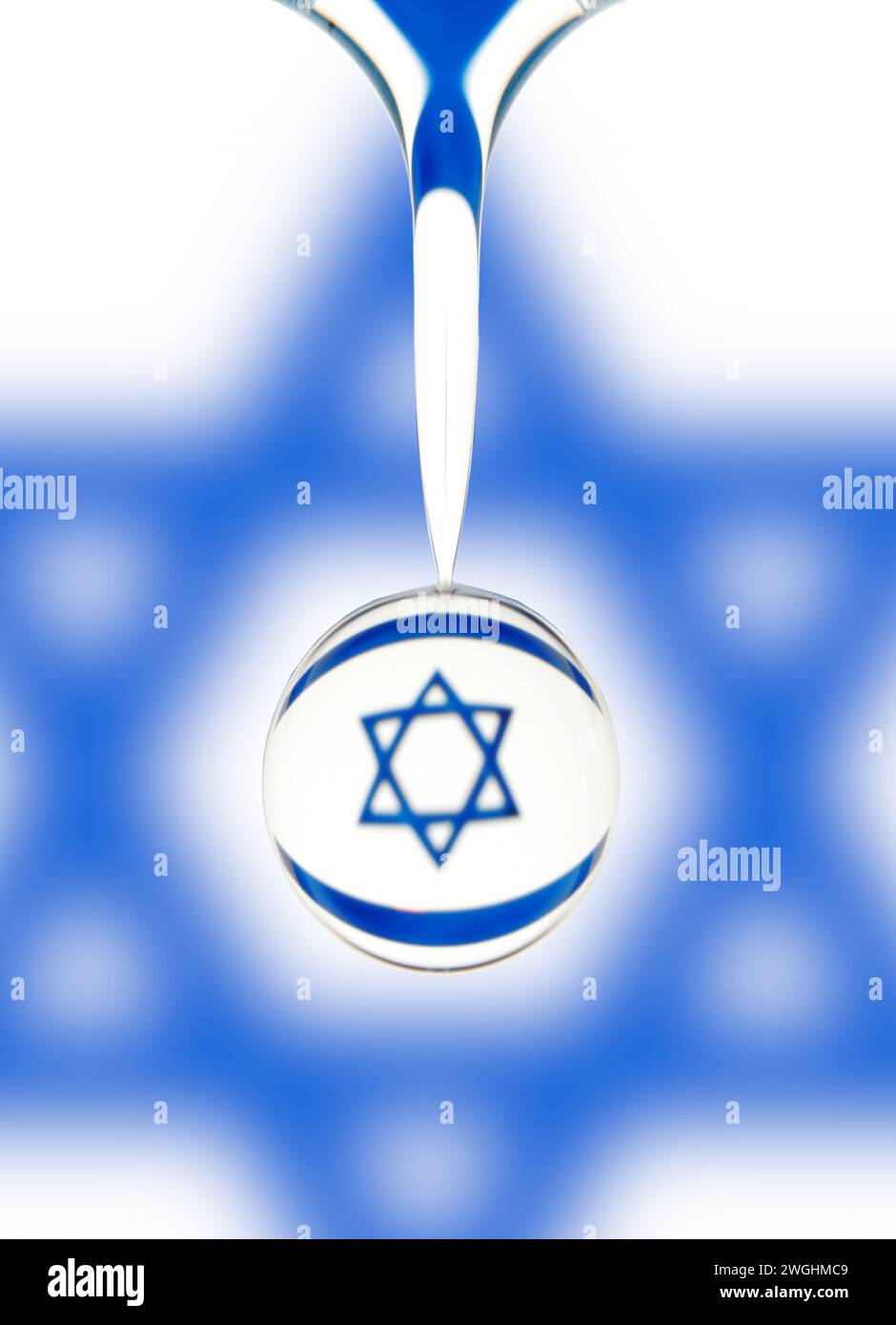 Goccia d'acqua che gocciola, la bandiera di Israele si riflette nella goccia Foto Stock