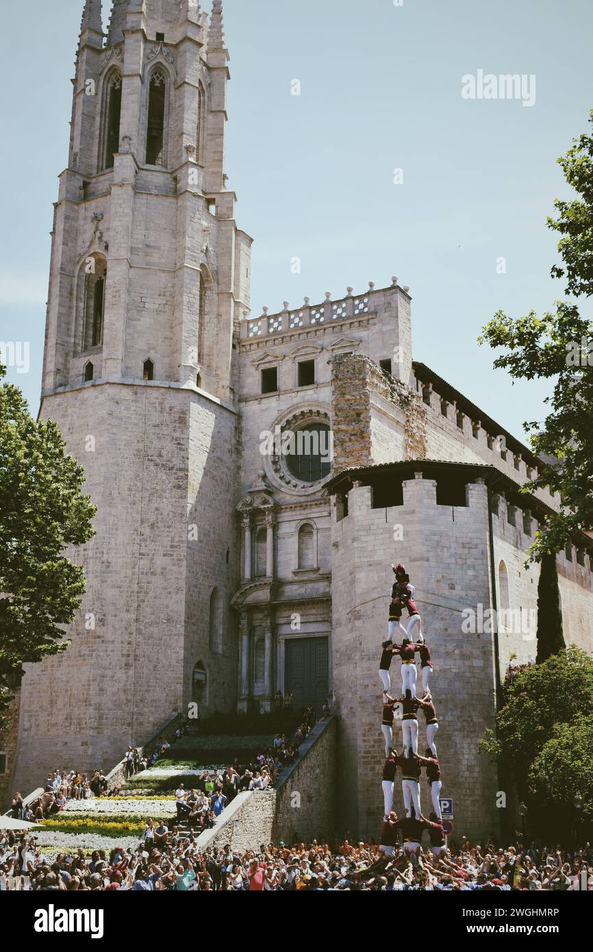Castelli umani tradizionali al festival dei fiori di Girona in Catalogna, Spagna, il 10 giugno 2019 Foto Stock