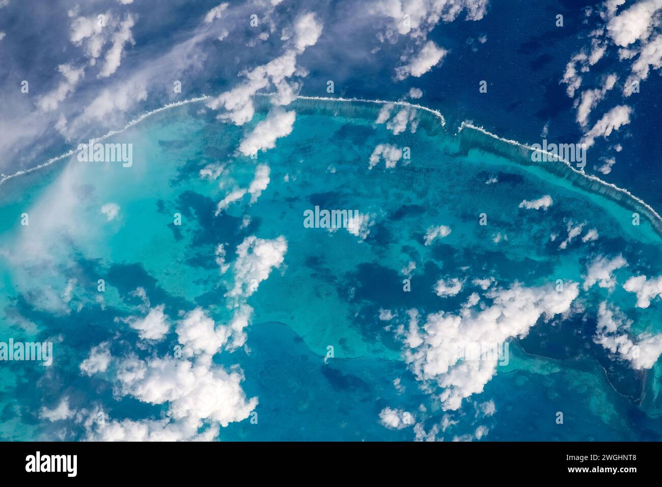 Una costa nel mare dei Caraibi Foto Stock