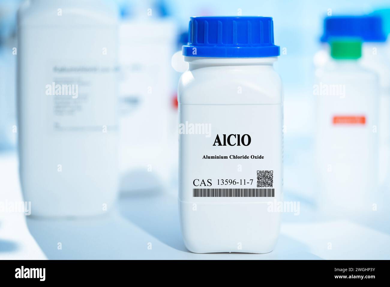 AlClO ossido di cloruro di alluminio CAS 13596-11-7 sostanza chimica in imballaggi bianchi da laboratorio in plastica Foto Stock