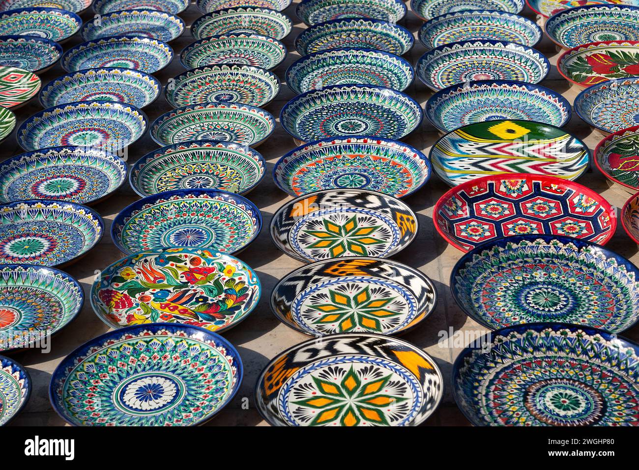 BUKHARA, UZBEKISTAN - 09 SETTEMBRE 2022: Piatti con motivi tradizionali uzbeki Foto Stock