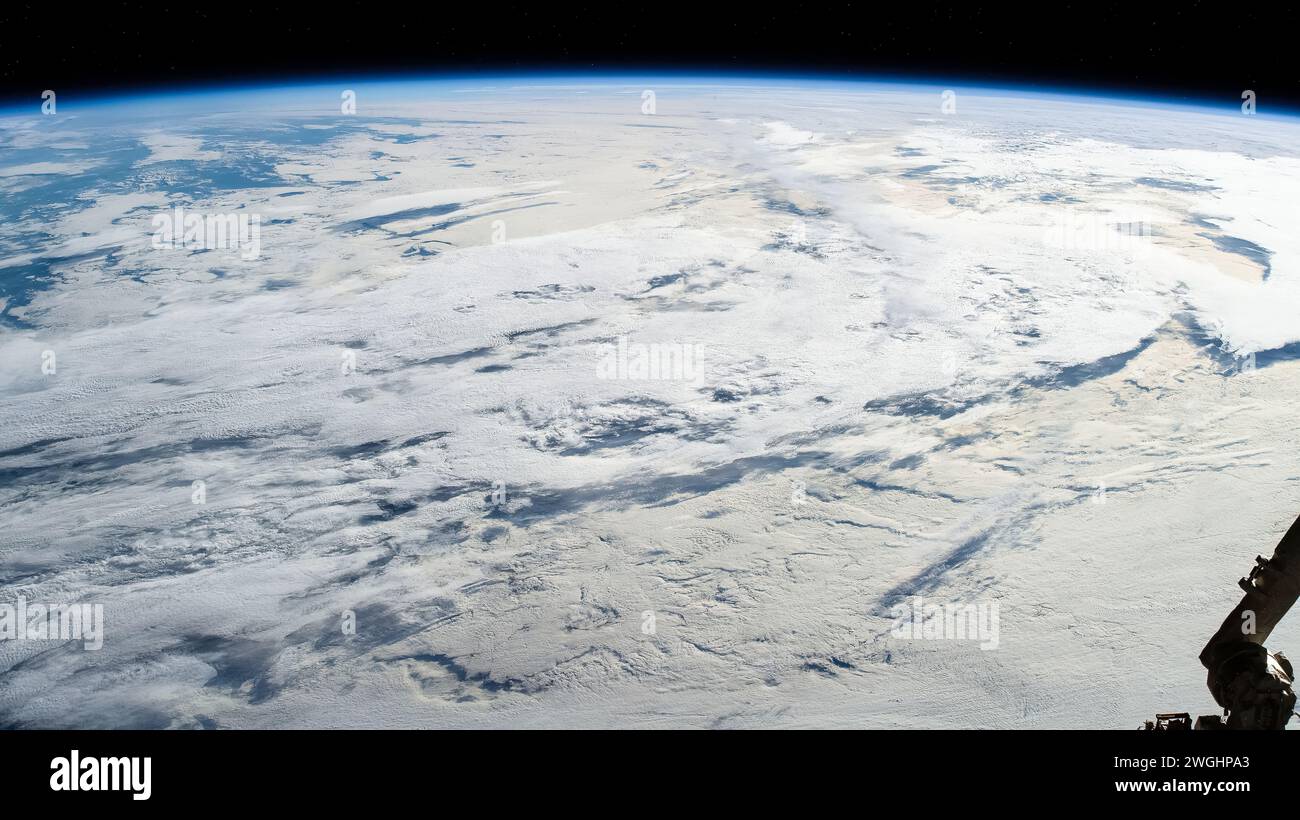 Le nuvole sovrastano l'atmosfera il clima e l'orizzonte del pianeta Terra Foto Stock