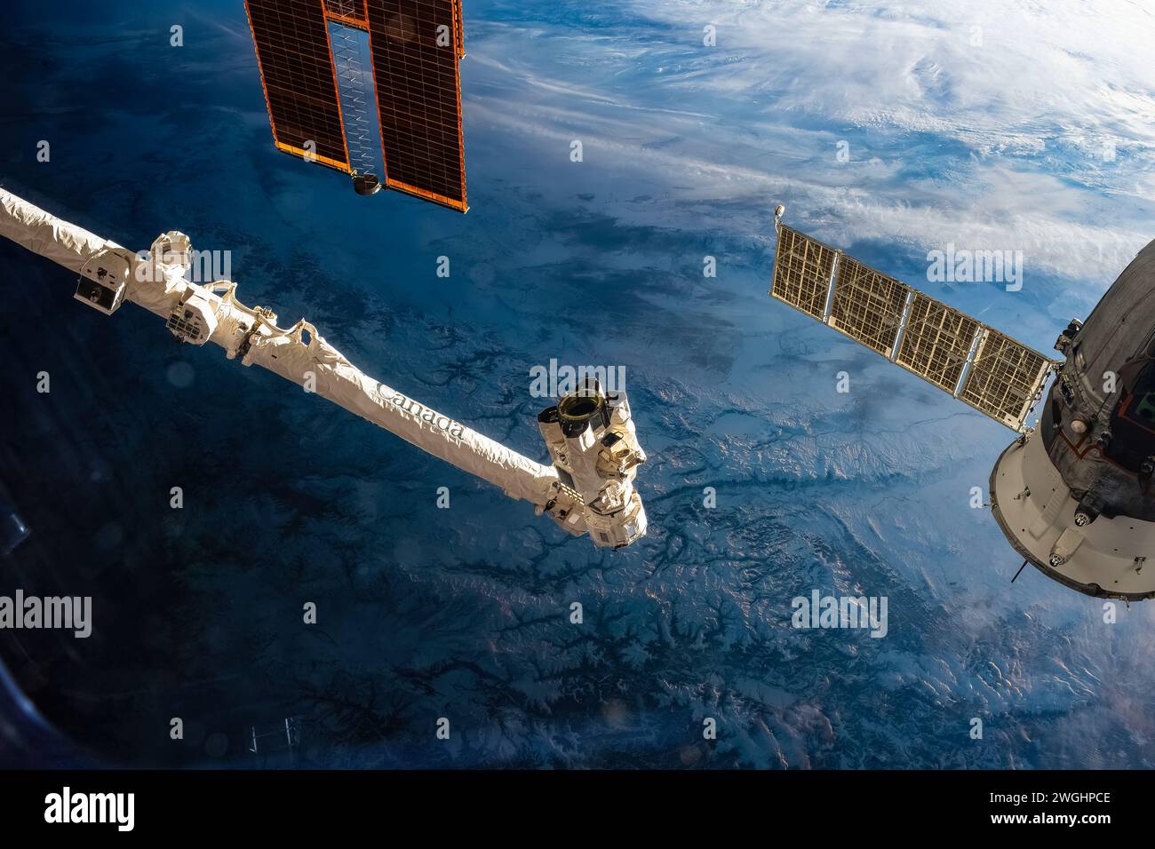La ISS e una scena paesaggistica da giorno a notte Foto Stock
