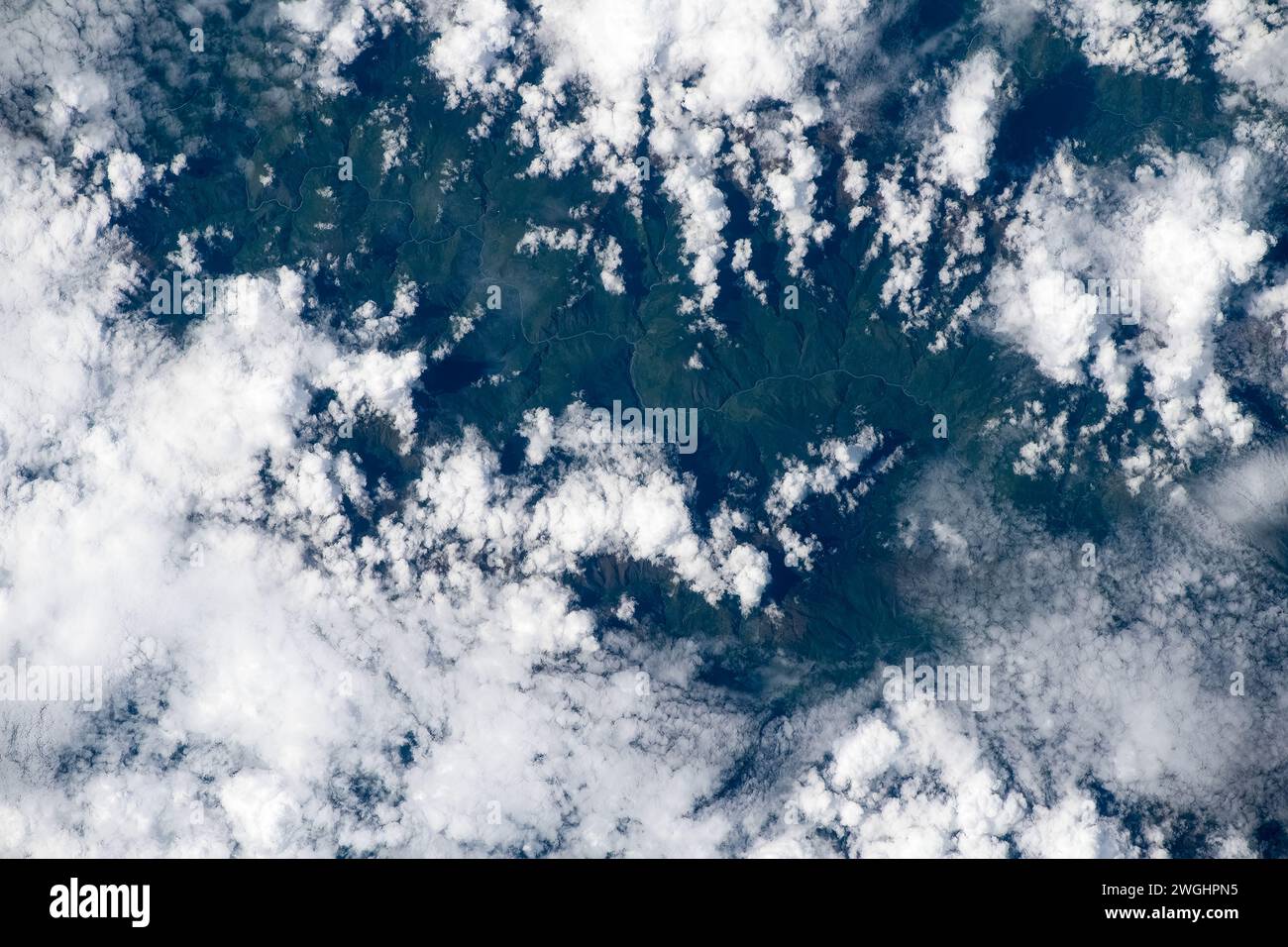 Spesse nuvole di nuvole su elementi di terra, Perù Foto Stock