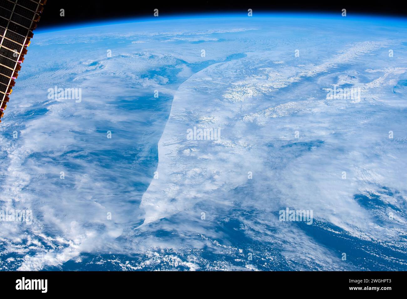 Nuvola nuvolosa fa meteo all'orizzonte del pianeta Terra Foto Stock