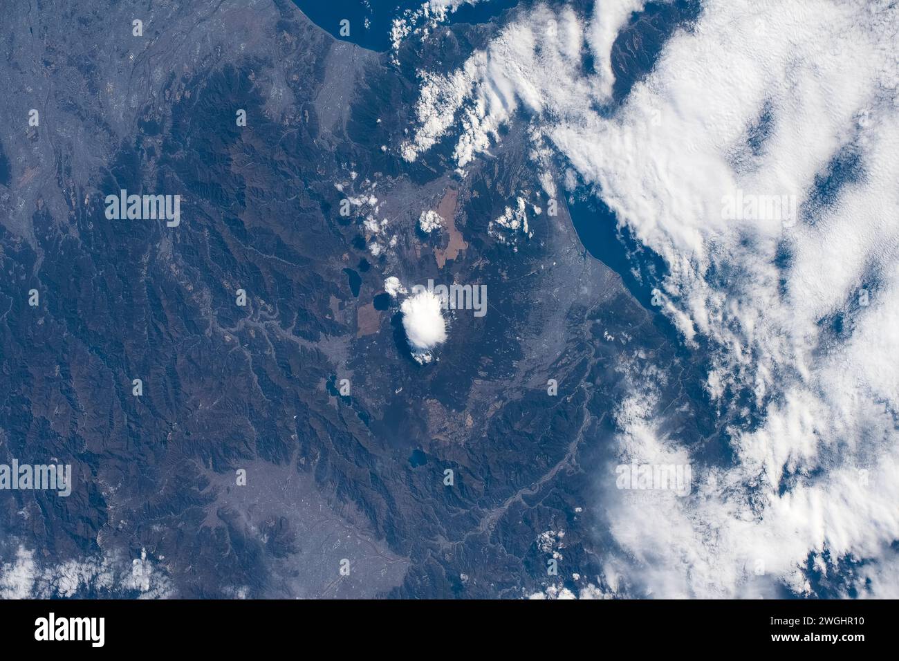 La terra con clima nuvoloso è caratterizzata da coste, Giappone Foto Stock