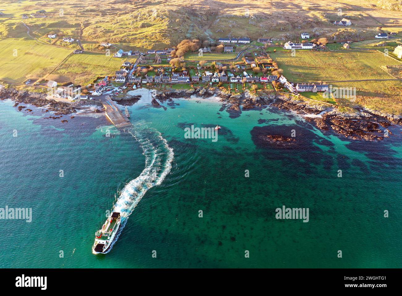 Vista dall'arial del traghetto CalMac in partenza, Baile Mor sull'isola di Iona, mentre si dirige verso Fionnphort a Mull, nelle Ebridi interne della Scozia Foto Stock