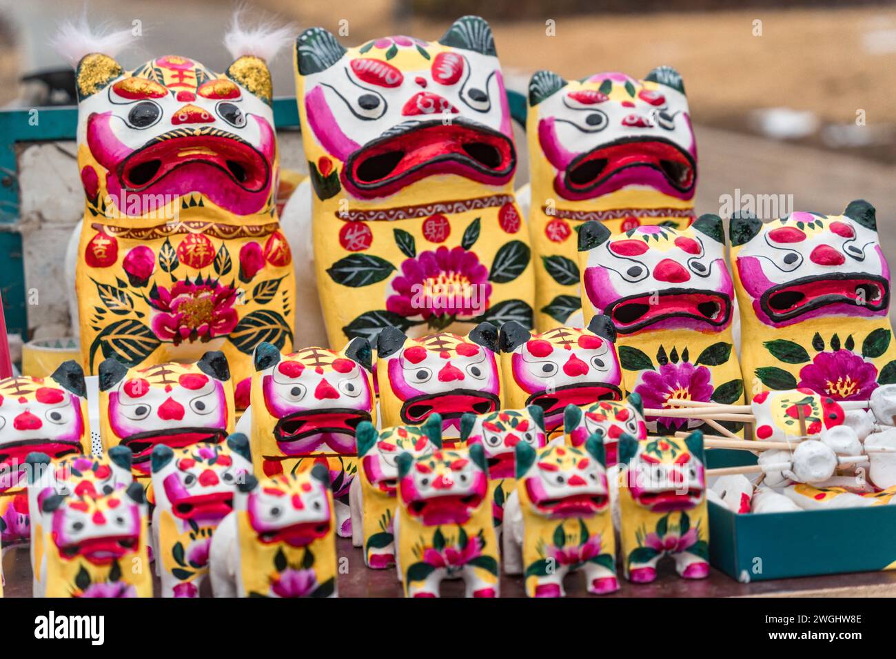 Le colorate bambole cinesi: Artigianato popolare della provincia di Shandong, Cina, argilla chiamata Tiger Foto Stock